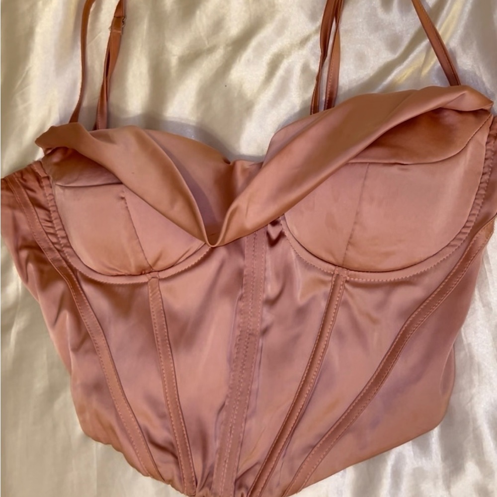 𝒫𝓇ℯ𝓉𝓉𝓎 𝓅𝒾𝓃𝓀 𝓈𝒶𝓉𝒾𝓃 𝒸ℴ𝓇𝓈ℯ𝓉 𝓉ℴ𝓅💕 - Picture 3 of 4